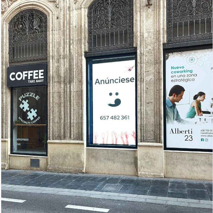 Pantalla digital para publicidad exterior en la Calle Tiendas en Almería.